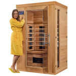 Model vor der Infrarotkabine SPA120 der Produktkategorie SPA365